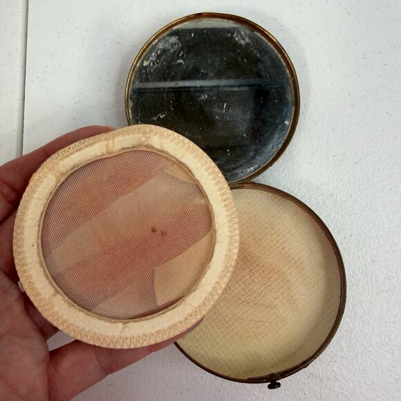 Vintage Elegant Gold Compact Mirror Pressed Powder Mini Pill Box Metal Embossed - Picture 7 of 14